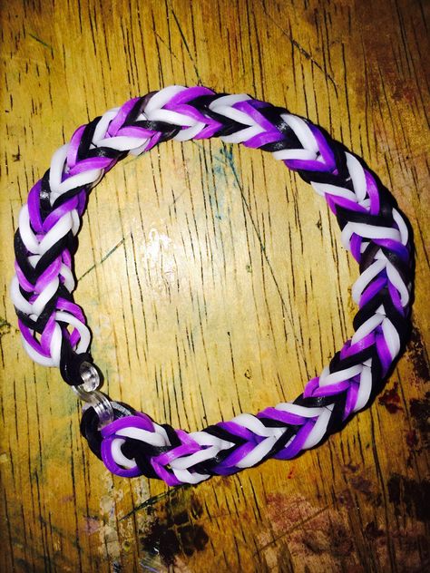 Rainbow Loom Color Ideas, Cool Rainbow Loom Bracelets, Loom Bands Aesthetic, Aesthetic Loom Band Bracelets, Loom Bands Ideas, Rubber Band Bracelet Ideas, Loom Bracelets Ideas, Purple Loom Bracelet, Rainbow Loom Fall Bracelets