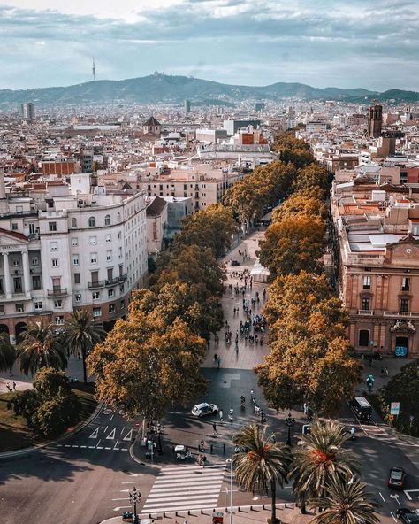 María on Instagram: “Si queréis comprobar los estragos de la pandemia en esta ciudad, daos una vuelta por las Ramblas... 😔 P.D. Esta foto es del año pasado…”