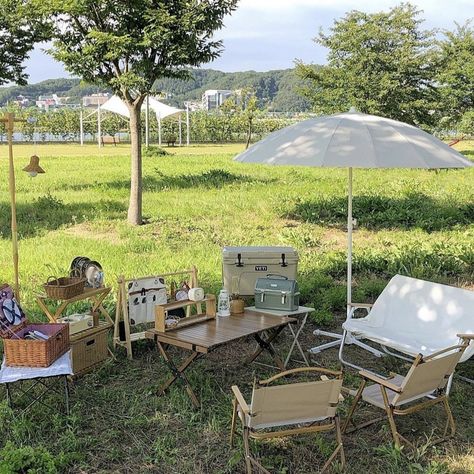 Picnic In The Woods Aesthetic, Picnic Spot Aesthetic, Korean Camping Aesthetic, Mountain Picnic Aesthetic, Camping Cafe, Korean Glamping, Korean Camping Tent, Floral Picnic, Garden Scenery