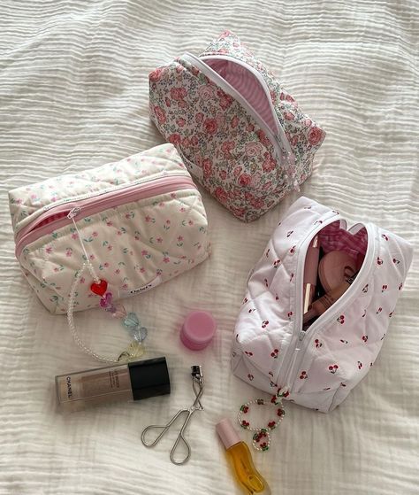 Cute Makeup Bag Floral, Iris Makeup Bag, Small Makeup Pouch Aesthetic, Cute Skincare Bags, Cute Small Makeup Bags, Makeup Bag Cute, Makeup Bags Cute, Aesthetic Makeup Pouch, Aesthetic Makeup Bags