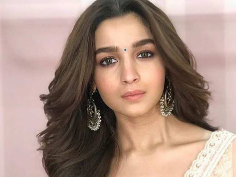 #alia #aliabhatt #bollywoodactor #bollywoodcelebrity  #aliabhattjewelry Alia Bhatt Hairstyles, Wedding Makeup Bridesmaid, White Sari, Alia Bhatt Photoshoot, Glittery Eyes, Hair Up Styles, Alia Bhatt, Indian Hairstyles, Hair Looks