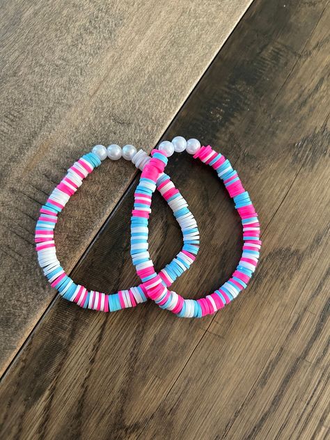 Pink and blue pearl bracelet Pink And Blue Accessories, Bead Bracelet Ideas Aesthetic, Clay Bead Bracelet Ideas Aesthetic, Bracelet Ideas Aesthetic, Blue Pearl Bracelet, Clay Bead Bracelet Ideas, Bracelet Board, Bead Bracelet Ideas, Sea Beads