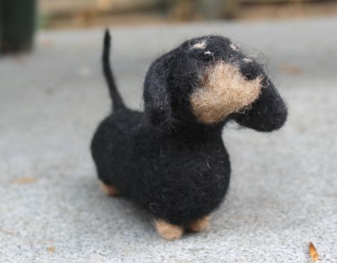 Needle Felting Dachshund, Needle Felt Dog, Felt Daschund, Dog Needle Felting, Felted Dachshund, Needle Felted Puppy, Needle Felting Tiny Animals, Needle Felted Chihuahua, Needle Felted Boxer Dog