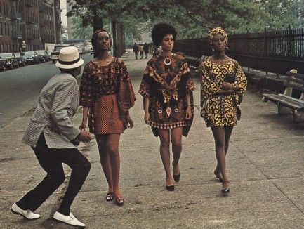 Harlem Queens in Cotton The Blacker The Berry, Estilo Chola, Moda Afro, African American Fashion, Mode Retro, 70s Inspired Fashion, Vintage Black Glamour, Three Women, Look Retro