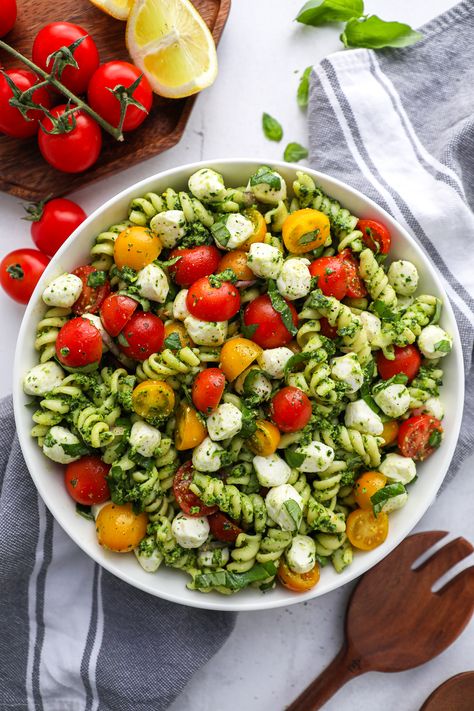 Pasta Salad With Tomatoes, Salad With Tomatoes, Tomatoes Mozzarella, Plats Healthy, Pesto Pasta Salad, Kale Pesto, Tomato Mozzarella, Makanan Diet, Healthy Lifestyle Food