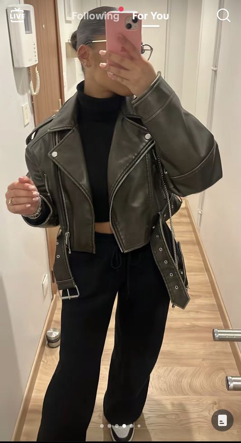 Leather Jacket And Sweatpants, Green Zara Jacket Outfit, Zara Aesthetic Outfits, Outfit Cargo Noir, Zara Leather Jacket Outfit, Leather Jacket With Dress, Zara Jacket Outfit, Trenchcoat Outfits, Green Leather Jacket Outfit