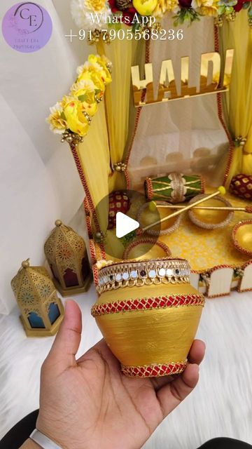 craft era on Instagram: "Big size haldi platter! Customise your special wedding essentials and accessories to make your wedding more aesthetic! 🌸  Haldi platter, mehndi platter, wedding accessories, wedding essentials, shaadi, engagement, Sangeet, haldi ceremony, mehndi night, wedding crafts,  WhatsApp us +91-7905568236  And book your pre orders!  #mehndiceremony💚 #haldiplatter #haldithalidecoration #shadikitayari #mehndiplatter #haldivibes💛💛 #haldiplatterswedding #haldiplatter #haldiplatterswedding #engagementplatter @craft__era" Haldi For Groom Decoration, Diy Haldi Platter, Haldi Tray Decoration Ideas, Haldi Platter Decoration, Haldi Plate Decoration Ideas, Mehndi Ceremony Decorations, Haldi Accessories, Haldi Ceremony Ideas, Haldi Mehndi Decoration