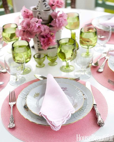 Table Setting Bahamas House, Amanda Lindroth, Pretty Table Settings, Green Glasses, Plastic Crates, Beautiful Tablescapes, Outdoor Dining Room, Beautiful Table Settings, Green Table