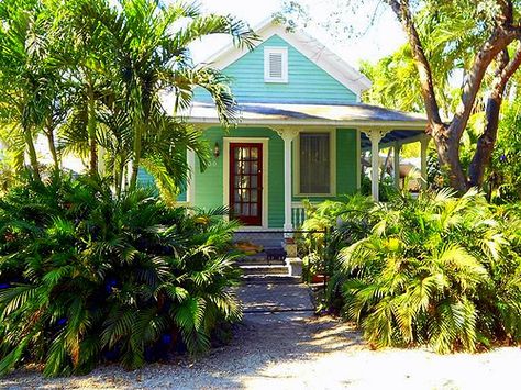 Key West House Color Schemes | Fabulous Exterior Color Scheme in 7 Steps. Description from pinterest.com. I searched for this on bing.com/images Key West Style Homes, Case Creole, Key West House, Key West Style, Home Decor Catalogs, Cottage Exterior, Exterior Color Schemes, Beach House Style, Beach Cottage Decor