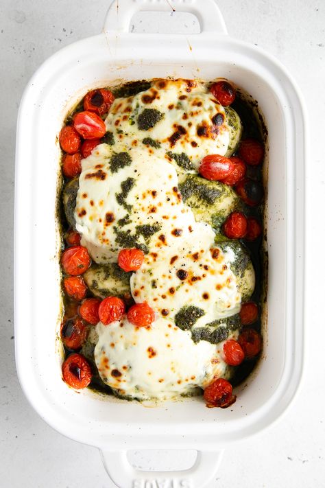 Have dinner on the table in just 30 minutes with this easy and delicious baked pesto mozzarella chicken. Low-carb, gluten-free, and made with simple ingredients. Pesto Mozzarella Chicken, Pesto Mozzarella, Baked Pesto Chicken, Sundried Tomato Pesto, Mozzarella Recipes, Chicken Pesto, Mozzarella Chicken, Chicken Tender Recipes, Incredible Edibles