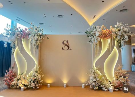 Gold And White Backdrop Wedding Ideas, Simple Classy Wedding Decor, Dekor Engagement, Elegant Wedding Backdrop, Engagement Setup, Wedding Backdrop Ideas, Panel Backdrop, Cocktail Hour Decor, Reception Stage Decor