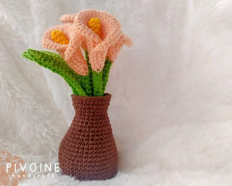 Crochet Vase Flowers Free Pattern, Summer Bolero, Crochet Vase, Bolero Hat, Flowers And Vases, Knitted Mittens Pattern, Calla Lily Flowers, Crochet Heart Pattern, Crochet Flowers Free Pattern