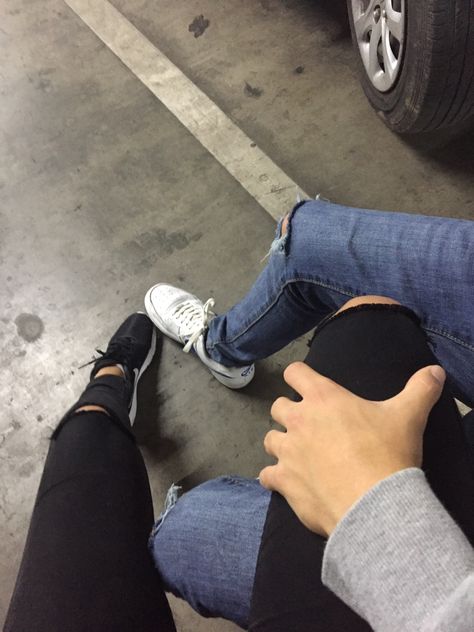 adidas playeras Couple Tumblr, College Outfits Comfy, Tumblr Couples, Reflective Shoes, Tri Star, Adidas Tracksuit, Free Runs, Desert Camo, Couple Selfies