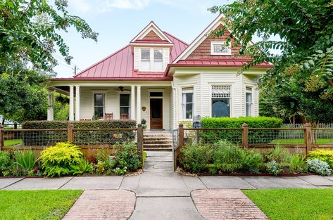 white-house-red-roof-6c856f7d Farmhouse Fence Ideas Front Yards Metal, Home Fence Ideas, Decorative Fence Ideas, Garden Arbor Ideas, Front Yard Fence Ideas, Yard Fence Ideas, Arbor Ideas, Red Roof House, Backyard Gates