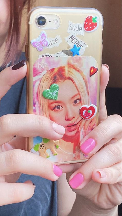 an idea for clear phone case decors Green Phonecases Aesthetic, Iphone 13 Kpop Case, Kpop Phonecase Aesthetic, Twice Phone Case, Photocards Twice, Phonecase Aesthetic, Kpop Phone Cases, Architecture Drawing Sketchbooks, Twice Chaeyoung