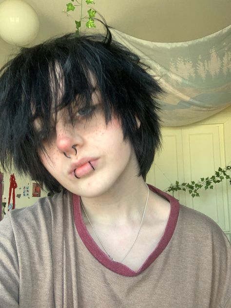 Snakebites Piercings Aesthetic, Trans Boy Haircut, Emo Bangs, Snake Bite Piercing, Tomboy Hairstyles, Short Grunge Hair, Gender Fluid Fashion, Snakebites, Face Piercings