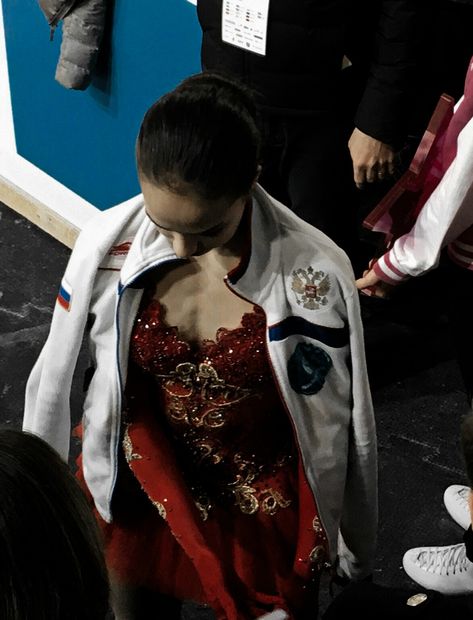 Alina Zagitova Aesthetic, Pleasant Aesthetic, Figure Skating Olympics, Tessa And Scott, Figure Ice Skates, Classy Short Dresses, Skating Aesthetic, Russian Figure Skater, Alina Zagitova