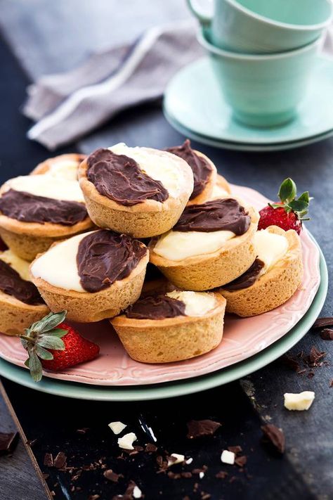 Eating Well Recipes, Tarts Recipe, Dessert Platter, Melting White Chocolate, Cookie Cups, Icing Sugar, British Food, Tasty Bites, Upside Down Cake