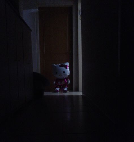 Gothic Hello Kitty Pfp, Creepy Hello Kitty Aesthetic, Dark Hello Kitty Room, Y2k Hello Kitty Wallpaper Dark, Dark Hello Kitty Pfp, Hello Kitty Aesthetic Grunge Wallpaper, Creepy Icons Aesthetic, Hello Kitty Dark Aesthetic, Demon Hello Kitty