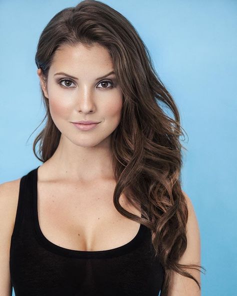 Amanda Cerny Amanda Cerney, Amanda Cerny, Kelly Preston, Celebrity Fashion Looks, Stunning Eyes, Beautiful Saree, To Speak, Favorite Celebrities, Celebrity Style