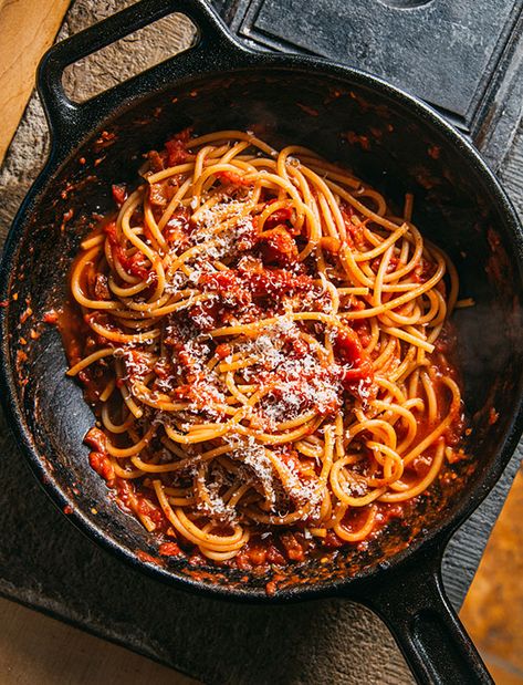 Cooking Ideas For Dinner, Bucatini Amatriciana, Bucatini Recipes, Amatriciana Recipe, Amatriciana Sauce, Roman Pasta, Traditional Italian Pasta, Pasta Amatriciana, Pasta Lunch