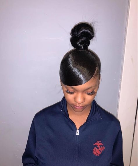 Swoop High Bun, High Bun With Swoop, Knotless Braid Ideas, Bun With Swoop, Hairstyle Knotless Braids, Swoop Ponytail Weave, Knotless Braids Ideas, Traditional Braids, Colored Hairstyles