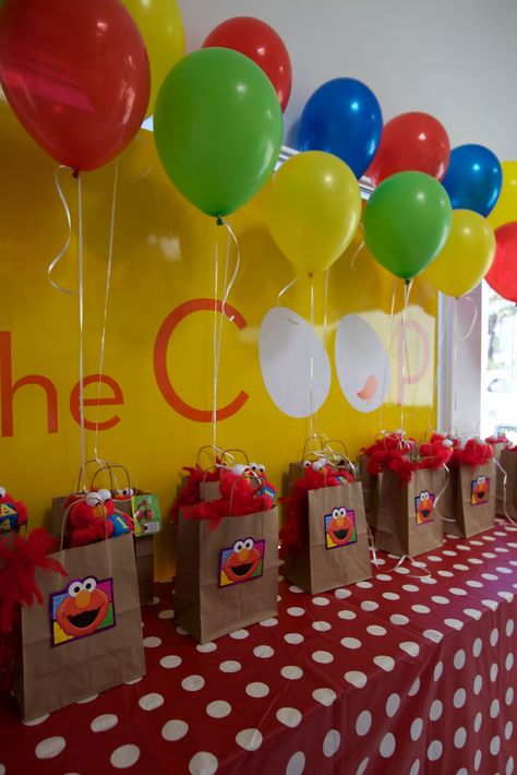 Elmo Centerpiece Ideas, Elmo Party Favors, Elmo Birthday Party Boy, Cookie Monster Party, Cookie Monster Birthday, Elmo Birthday Party, Sesame Street Birthday Party, Elmo Party, Sesame Street Party