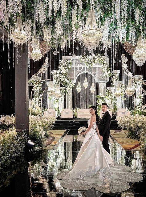 10 Luxurious Venues in Indonesia for a Breathtaking Intimate Wedding Luxury Wedding Decor Reception Decorations, Decor Wedding Indoor, Extravagant Wedding Reception, Classy Wedding Theme, Extravagant Wedding Decor, Wedding Ballroom Decor, Indoor Wedding Decor, Bangladesh Wedding, Wedding Decor Indoor