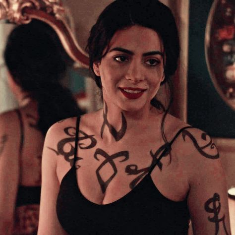 Isabella Lightwood, Izzy Lightwood, Halloween Coustumes, Female Vampire, Isabelle Lightwood, Best Friend Photoshoot, Fantasias Halloween, Romantic Songs Video, Halloween Inspo