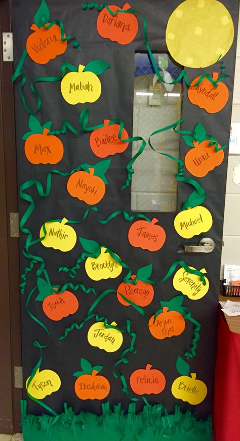 Halloween door decoration, school door, pumpkins, with cool vines. Pumpkin School Door Decorations, Pumpkin Door Ideas For Classroom, School Door Decorations For Fall, Pumpkin Door Decoration, Fall Door Preschool, Halloween Work Door Decorations, Halloween Pumpkin Door Decorations, Pumpkin Classroom Door Ideas, Pumpkin Door Decorations Classroom