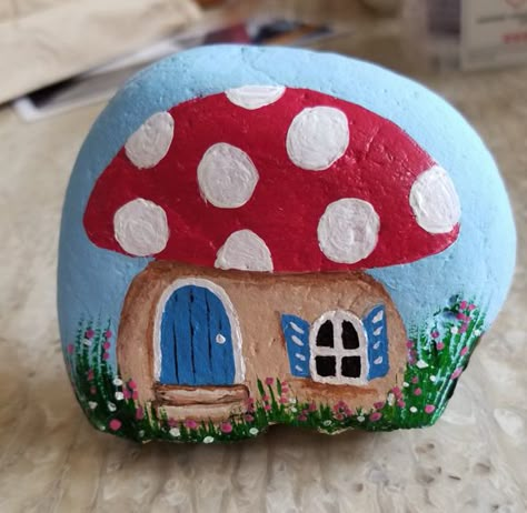 Paint Stone Fireplace, Mushroom Rock Painting, Paintings Ideas Easy, Rock Painting Ideas For Kids, Fairy Rocks, Fairy Mushroom House, Painted Bricks Crafts, Fairy Mushroom, Garden Rocks