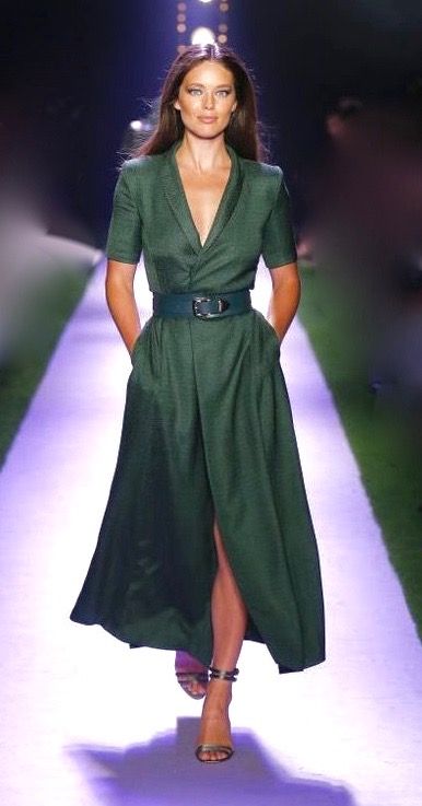 Opera Attire, Green Linen Dress, Brandon Maxwell, Stylish Work Outfits, Casual Elegance, Classy Dress, Dress Patterns, Look Fashion, Classy Outfits