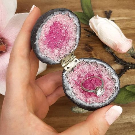 Beautiful Aura, Crystal Engagement Ring, Green Geode, Pink Geode, Crystal Engagement Rings, Ring Box Wedding, Geode Ring, Sunflower Wall Art, Estilo Indie