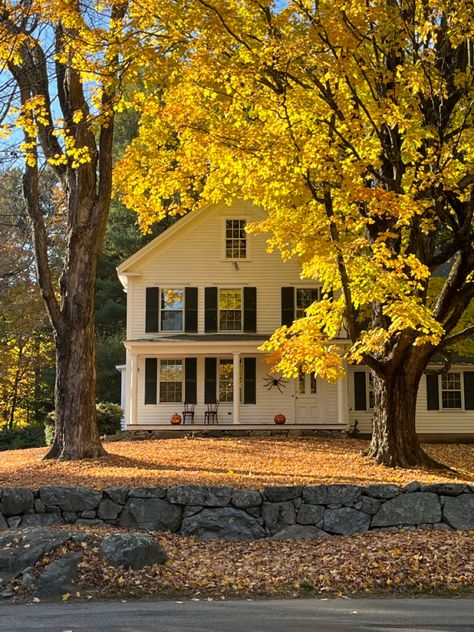 Vermont House Exterior, Fall Suburban House, Small Town Houses Aesthetic, Suburban Autumn House, Washington State House Aesthetic, Small Town Vermont Aesthetic, Houses In Washington State, New England House, Ohio House