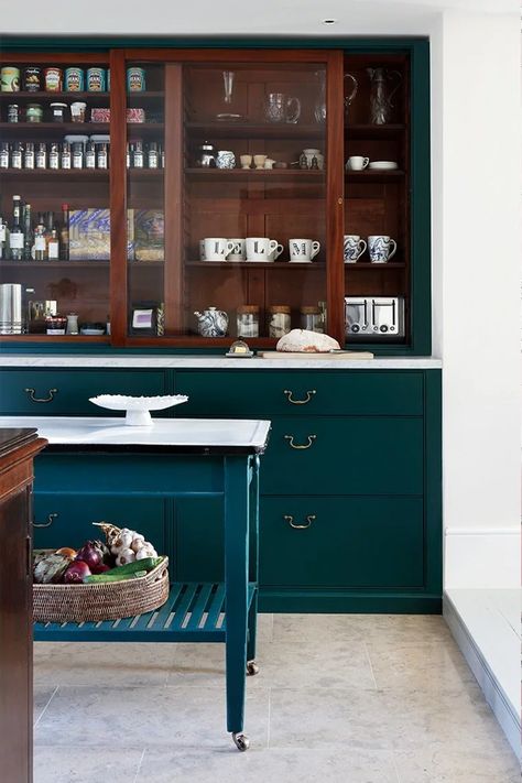 Meet The Interior Designer: Sarah Peake | SheerLuxe Studio Peake, Lab Kitchen, Small Tv Room, Green Kitchen Walls, Dark Green Kitchen, Kitchen Cupboards Paint, London House, Georgian Homes, Kitchen Units