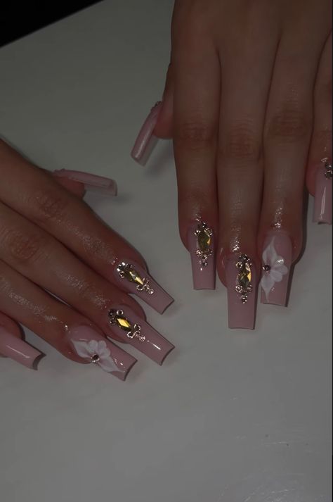 Blush Pink Acrylics, Quince Nails Champagne Short, Blush Pink Quinceanera Nails, Champagne Nails Acrylic Quince Short, Rose Gold Quince Nails Short, Blush Pink And Gold Quince Nails, Blush Pink Acrylic Nails, Quinceanera Nails Pink, Champagne Nails Acrylic Quince