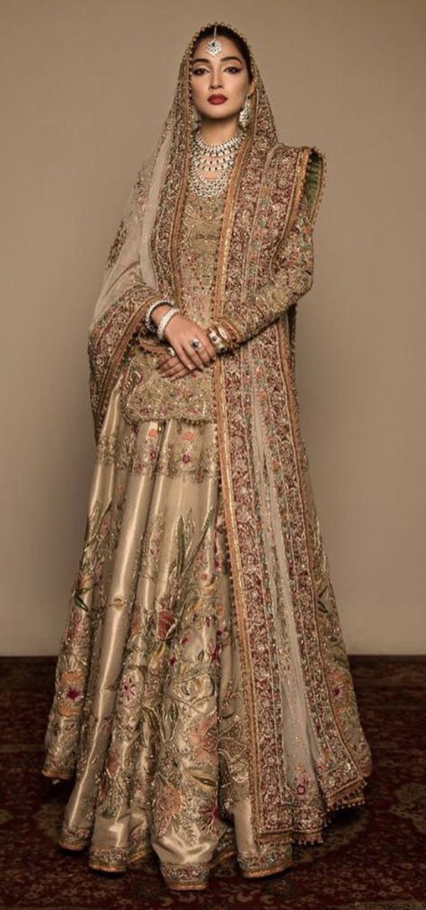 Lehenga Choli Pakistani, Pakistani Bridal Lehenga, Pakistani Bridal Dress, Desi Wedding Dresses, Nikkah Dress, Asian Bridal Dresses, Indian Bride Outfits, Latest Bridal Dresses, Bridal Dresses Pakistan