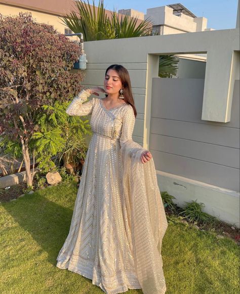 White Pishwas, Dress Book, Desi Fashion Casual, Pakistani Fancy Dresses, Simple Pakistani Dresses, Chiffon Dupatta, Popular Outfits, Desi Fashion, Stone Work