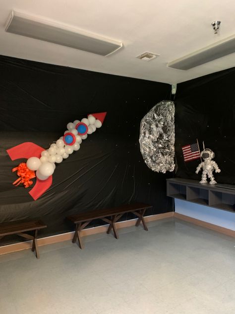 Science Exhibition Decoration Ideas, School Decor Ideas, Vbs Space, Lab Decorations, Stellar Vbs, Science Lab Decorations, Space Exhibition, Fair Theme, Moon Rocks