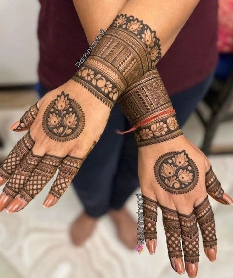 Backside Mehendi Design, Semi Bridal Mehendi Design, Hand Mahendi, Mehndi Video, Hand Mehendi, Simple Arabic Mehndi Designs, Mehndi Designs Bridal Hands, Rose Mehndi Designs, Engagement Mehndi Designs