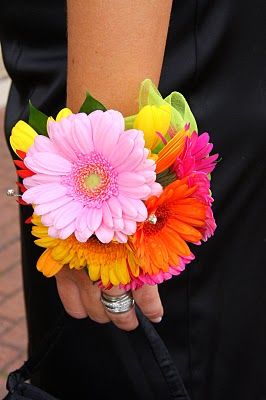 Wrist Corsage Prom, Prom Corsage And Boutonniere, Wrist Corsages, Corsage And Boutonniere, Boda Mexicana, Lapel Flower, Corsage Prom, Prom Flowers, Creative Wedding Ideas