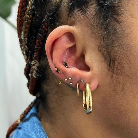 Marilyn Mena-Scott - Ear Stylist on Instagram: "Please keep the yellow gold and green requests coming! All my Loki ear dreams are coming true. We did a green tourmaline and yellow gold pairing for Desiree and I am completely obsessed. We turned her super low third lobe piercing into a ltriple and I love that we could repurpose that area of insecurity for her. Now if anyone wants to get a ruby and citrine setup I AM HERE FOR IT!! Ironman ears. I hope it catches on!" Third Lobe Piercing, Double Lobe Piercing, Piercing Inspo, Lobe Piercing, Gold And Green, Green Tourmaline, Repurpose, Loki, Citrine