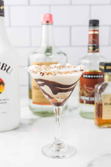 15+ Amaretto Cocktails - The Kitchen Everything Almond Joy Martini Recipe, Amaretto Cocktails, Malibu Rum Drinks, Malibu Drinks, Amaretto Sour, Malibu Rum, Vodka Recipes, Lime Soda, Almond Joy