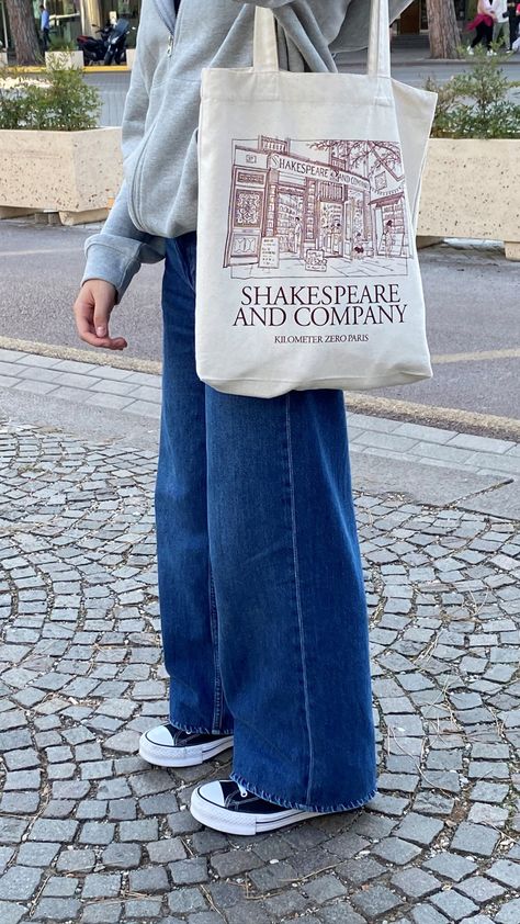 Totes Aesthetic, Shakespeare And Company Tote Bag, Converse All Star Outfit, Tote Bag Aesthetic Outfit, Black All Star Converse, All Star Outfit, Converse Bag, Tote Bag Outfit, Collage Outfits