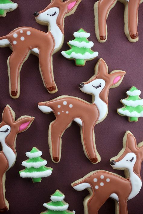 http://www.bakerella.com/cookies-to-fawn-over/?utm_source=feedburner Christmas Sugar Cookie Recipe, Winter Cookie, Shaped Cookies, Christmas Tree Cookies, Sugar Cookie Designs, Best Christmas Cookies, Cookies Christmas, Pretty Cookies, Xmas Cookies