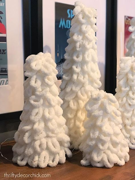 Christmas Tree Yarn, Yarn Trees, Thrifty Decor Chick, Christmas Yarn, Thrifty Decor, Christmas Tree Crafts, Navidad Diy, Easy Christmas Crafts, Yarn Diy