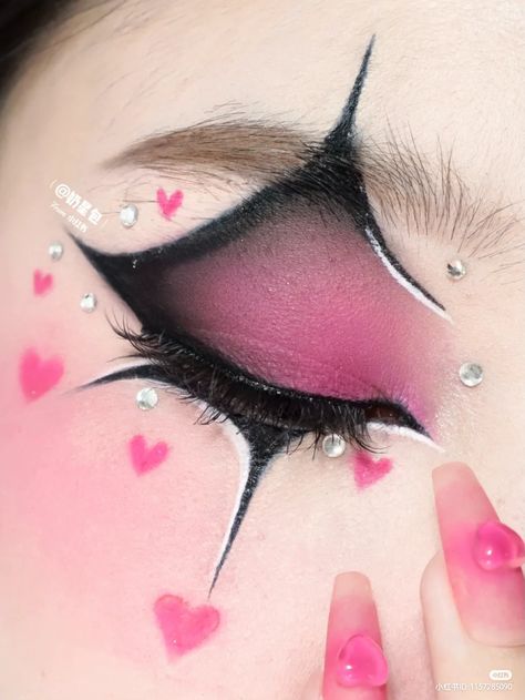 Yandere Makeup Look, Really Cool Makeup Looks, Gothic Red Makeup, Pink Vampire Makeup, Pink Alt Makeup Looks, Fun Makeup Ideas Halloween, Eyeliner Art Makeup, Pink Trad Goth Makeup, Helluva Boss Makeup