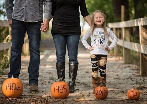 Halloween Birth Announcement Ideas, Fall Big Sister Announcement, Mom Maternity Photoshoot, Fall Family Maternity Pictures, Pumpkin Pregnancy Announcement, Fall Maternity Shoot, Big Sister Pregnancy Announcement, Fall Maternity Pictures, Baby 2 Announcement