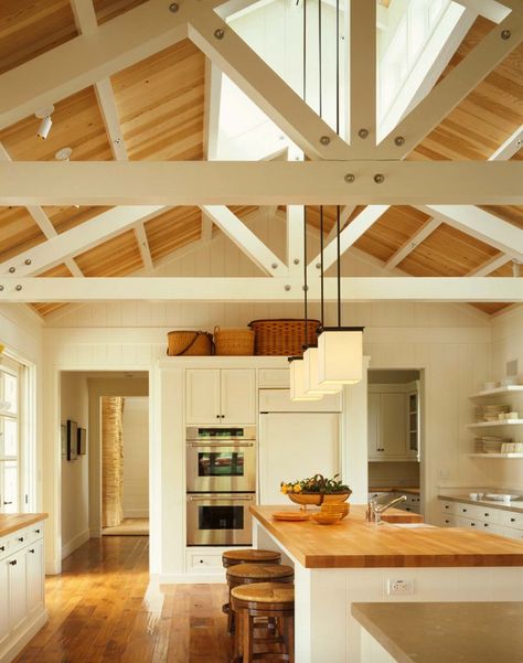 30 Stunning interior living spaces with exposed ceiling trusses Wooden Floors, Contemporary Farmhouse, Farmhouse Style Kitchen, Modern Farmhouse Kitchens, The Ceiling, Style At Home, Kitchen Styling, Home Staging, Home Fashion