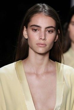 Neutrlas | Luisa Strong Jawline, Glow Skin, Best Eyebrow Products, Long Lashes, Celebrity Makeup, Glam Makeup, Brown Eyes, Beauty Inspiration, Simple Makeup